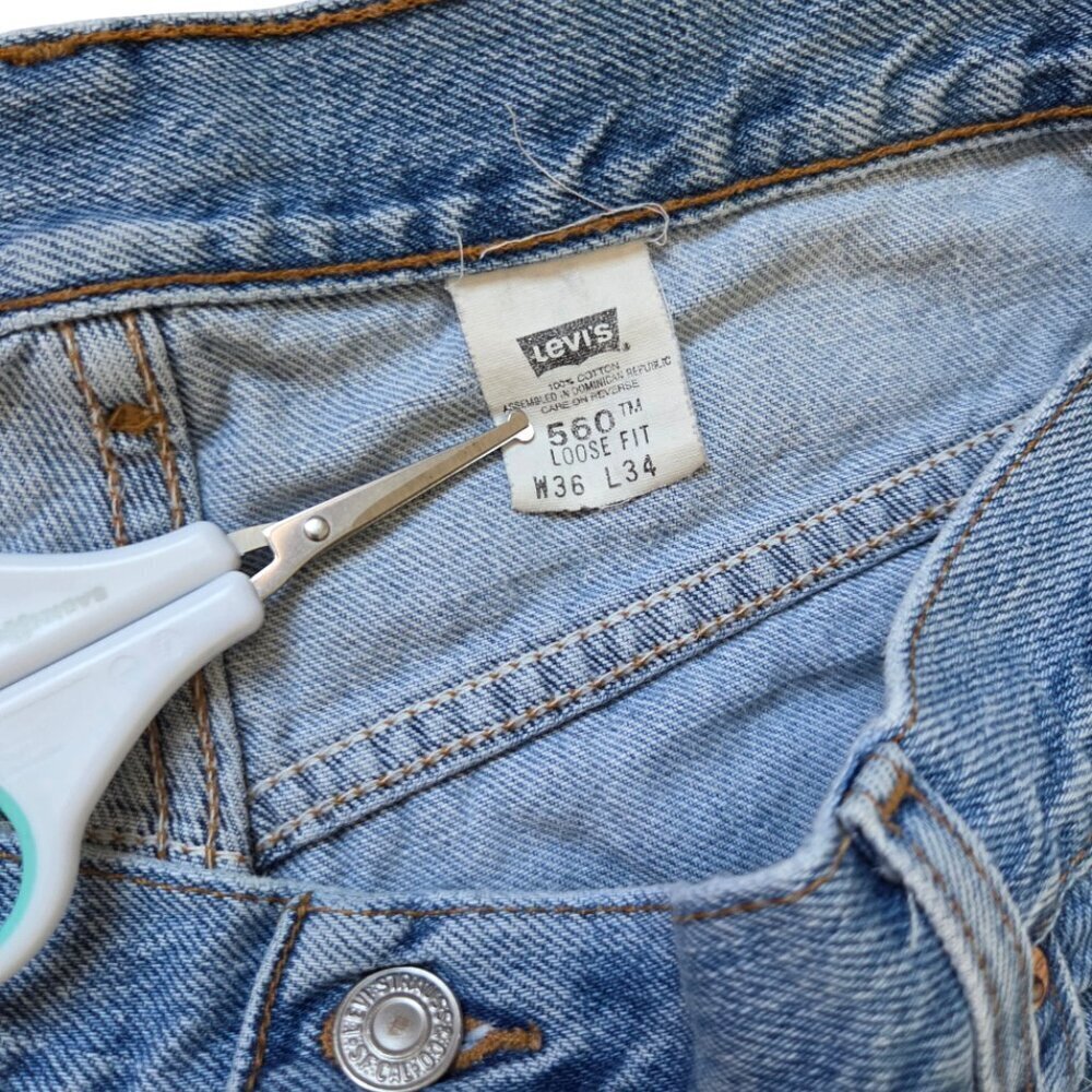 Vintage Levis 560 Jeans Mens size 36x34 Loose Fit Tapered Light Blue Denim Y2K - Picture 4 of 13